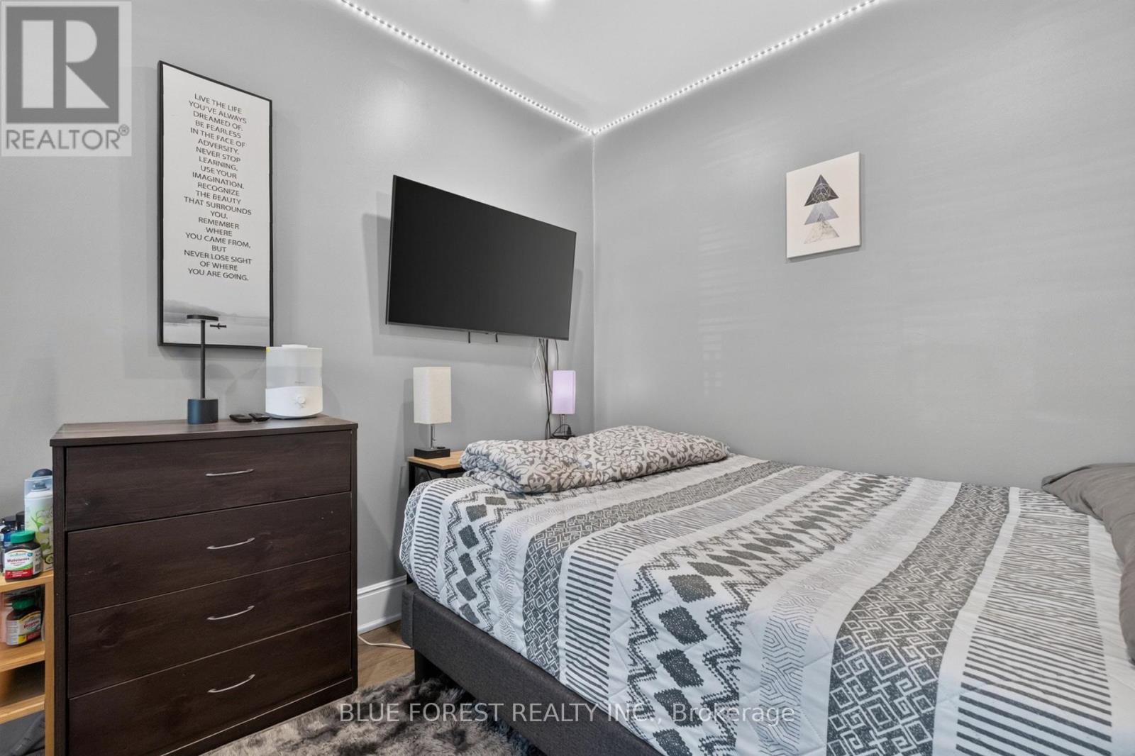 225 Simcoe Street Property Photo 6