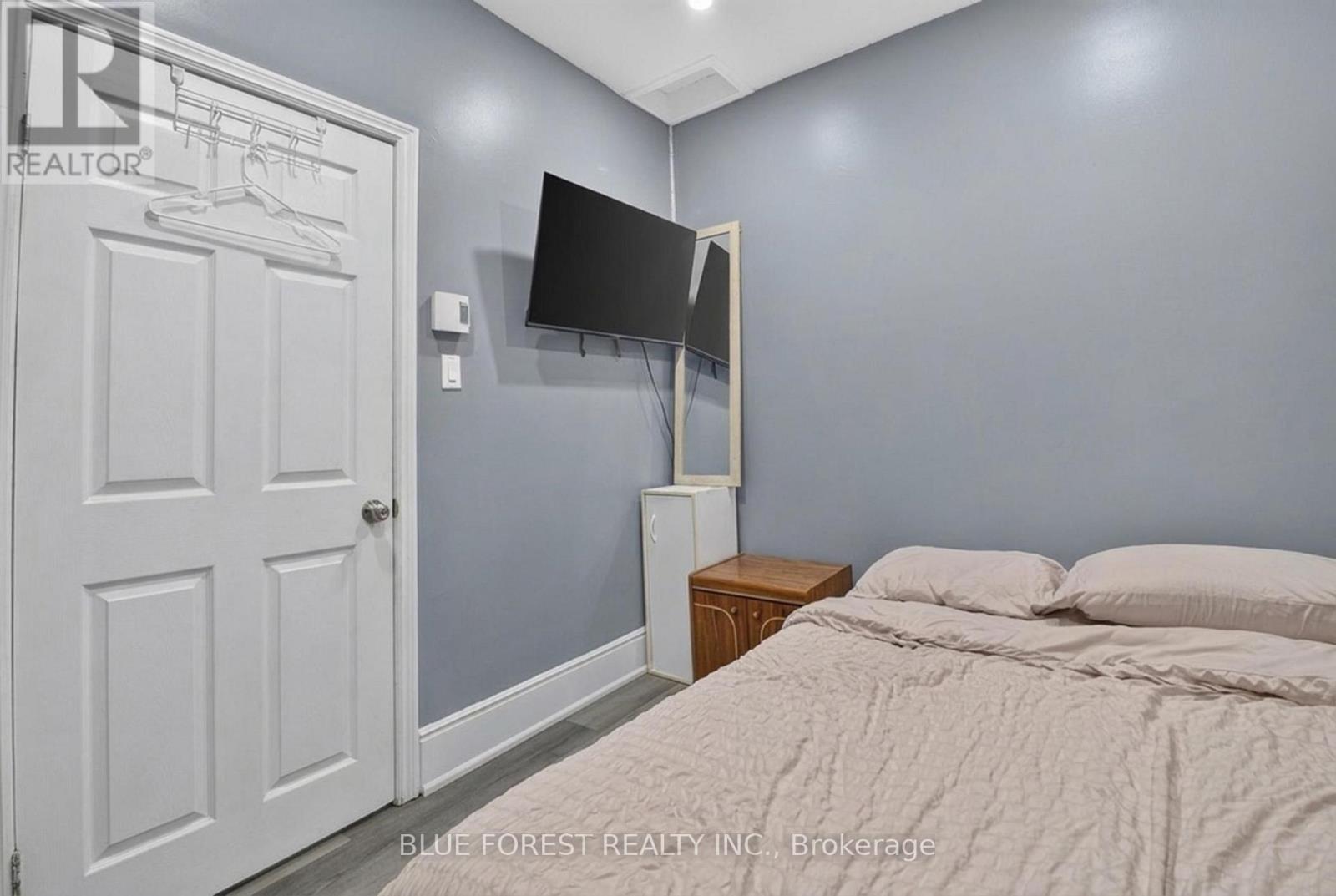 225 Simcoe Street Property Photo 10