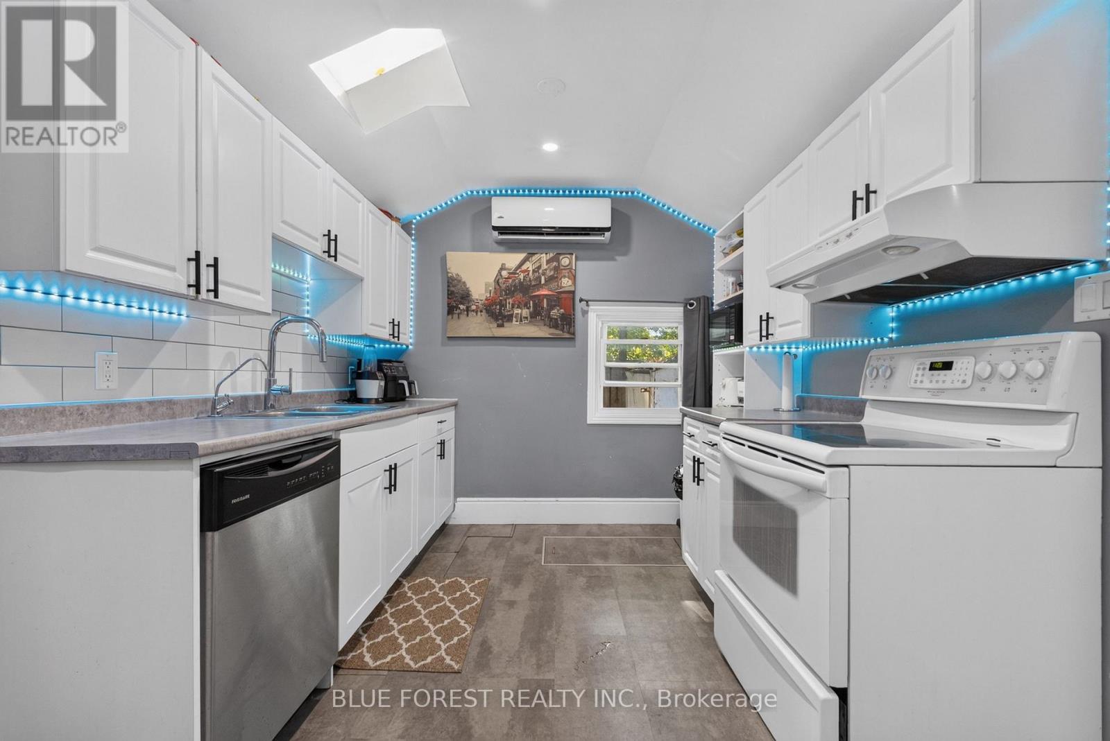 225 Simcoe Street Property Photo 13