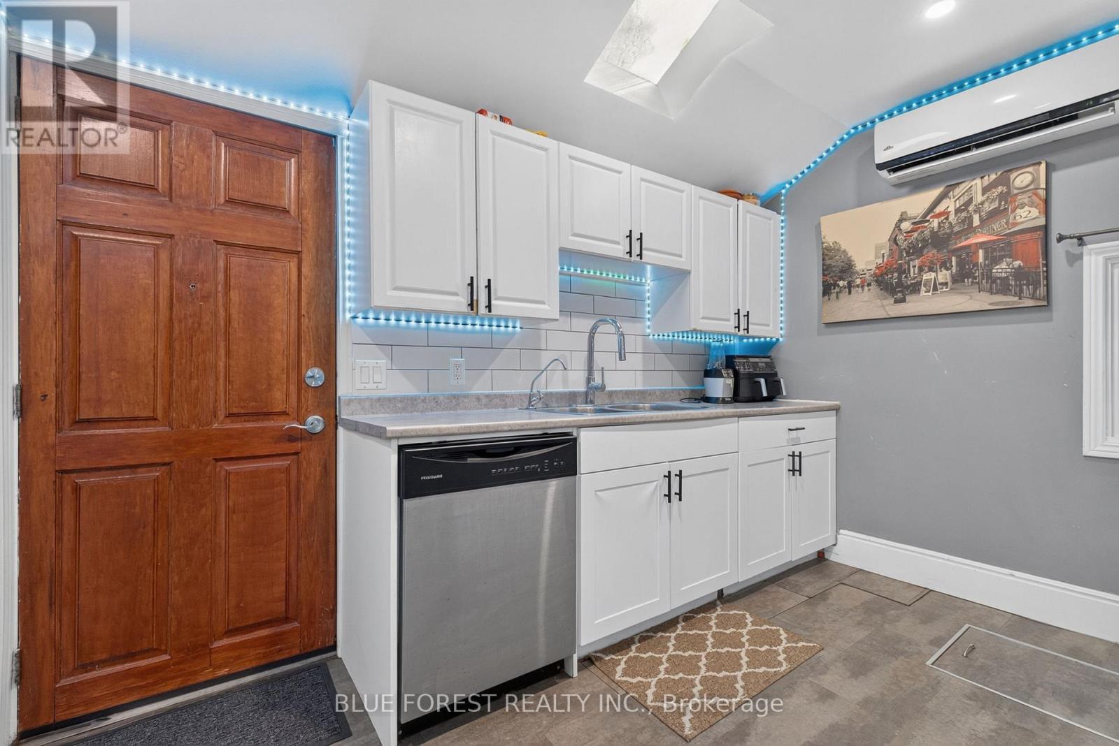 225 Simcoe Street Property Photo 14