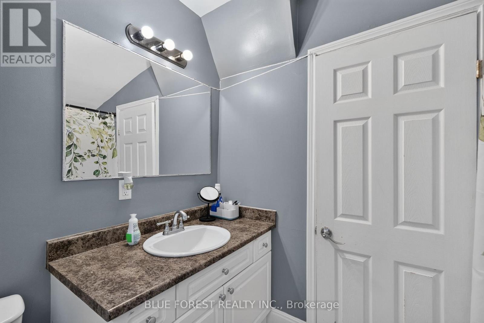 225 Simcoe Street Property Photo 16