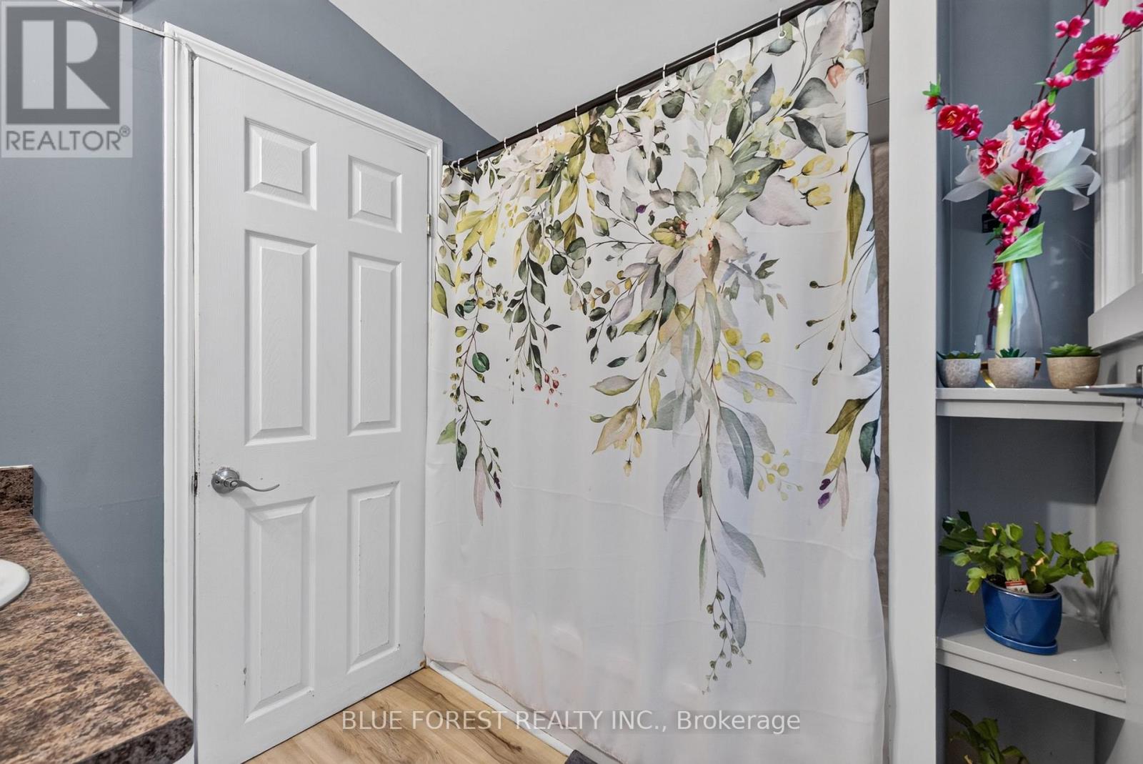 225 Simcoe Street Property Photo 17