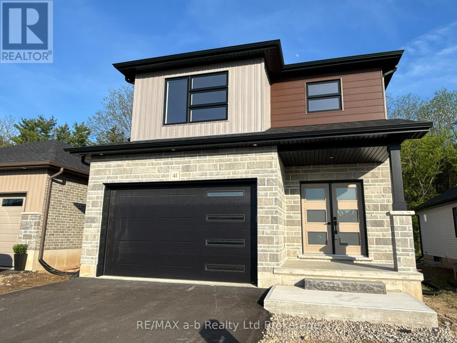 41 Cash Crescent Property Photo 2