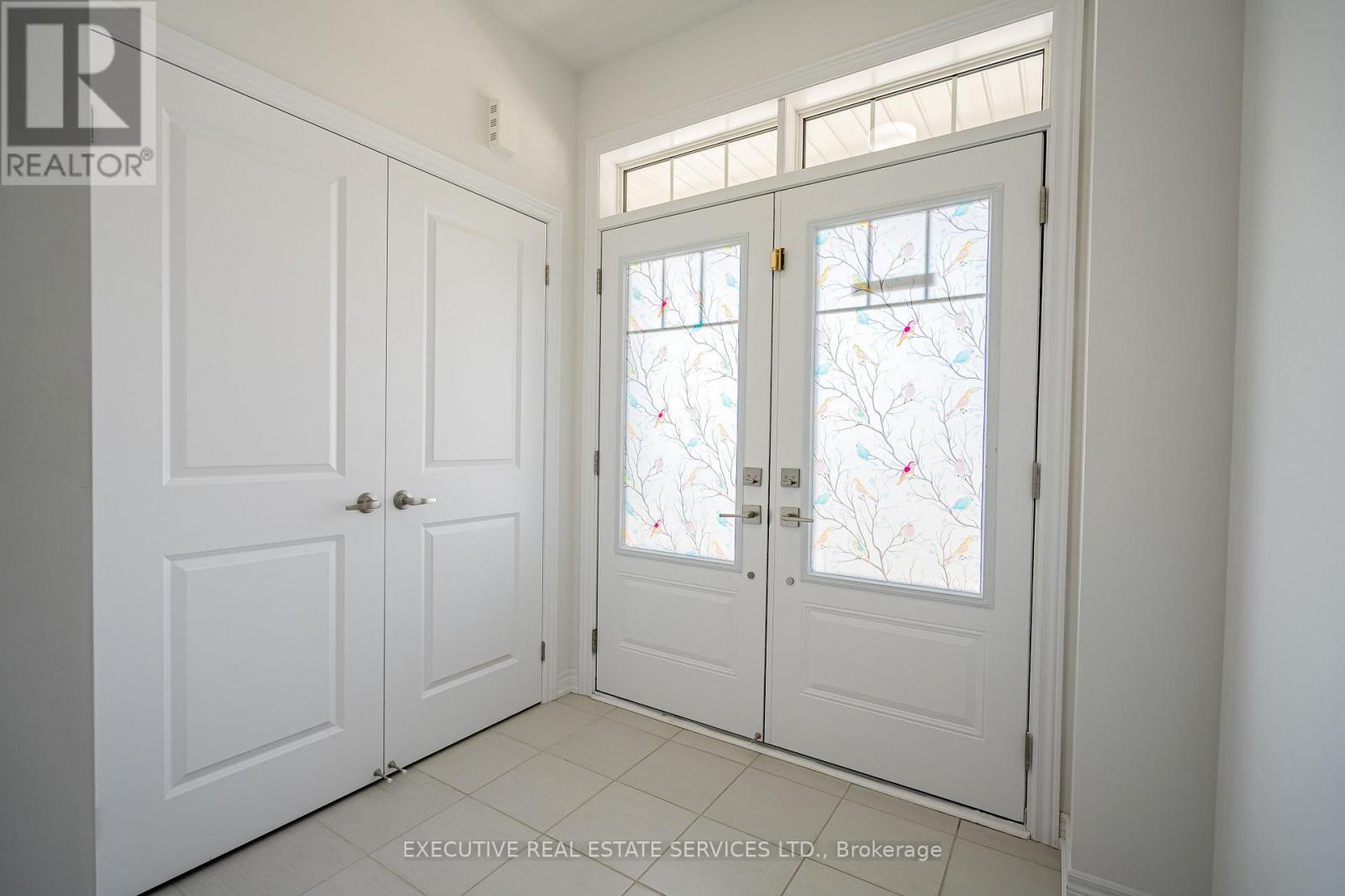283 Rea Drive N Property Photo 3