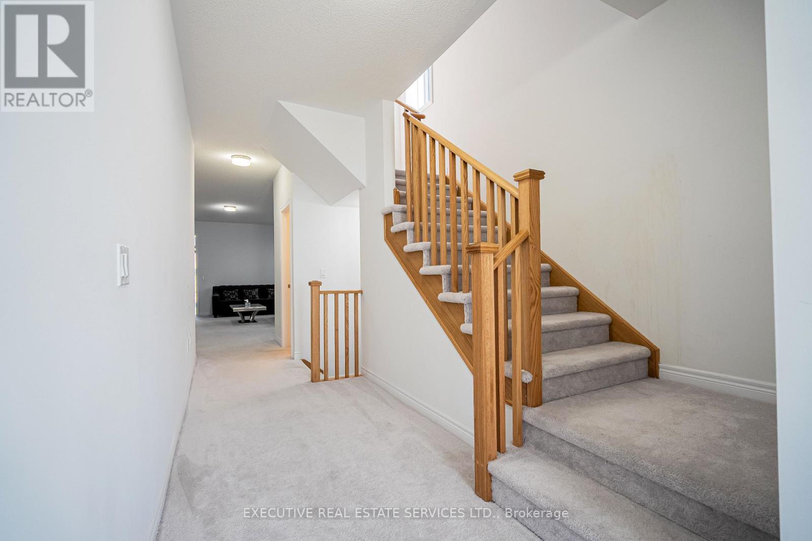 283 Rea Drive N Property Photo 4