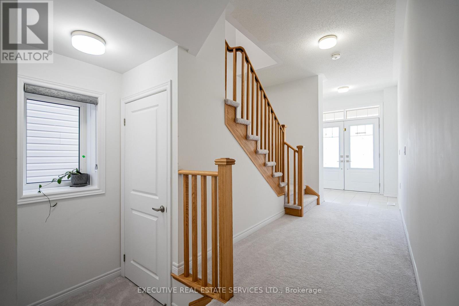 283 Rea Drive N Property Photo 5