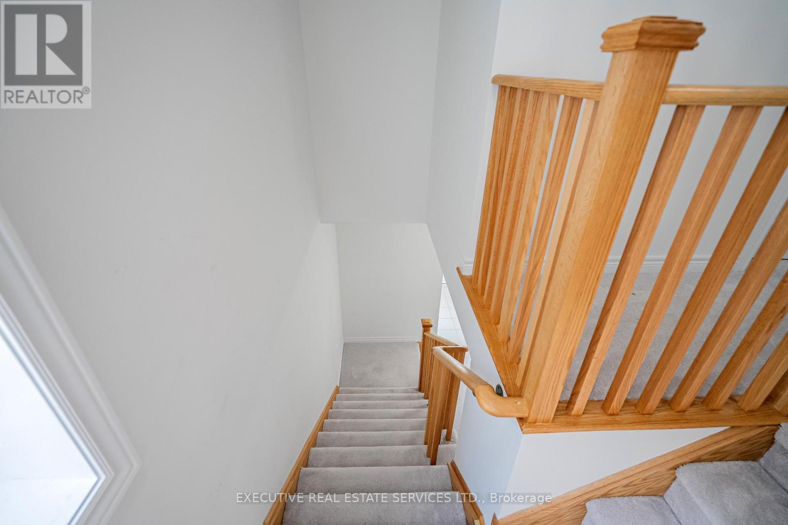 283 Rea Drive N Property Photo 6