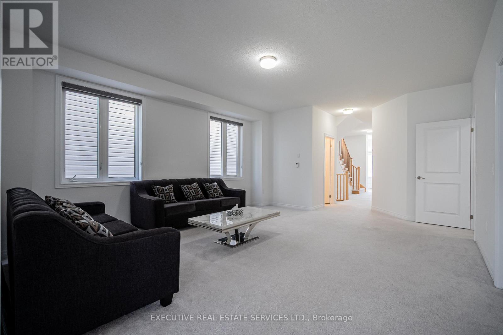 283 Rea Drive N Property Photo 8