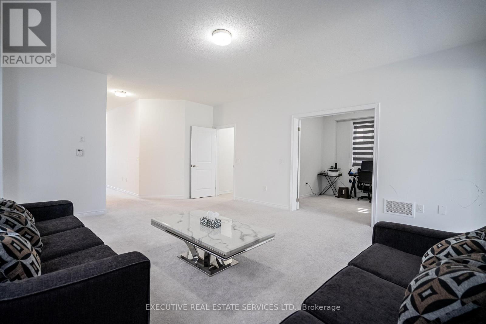 283 Rea Drive N Property Photo 9