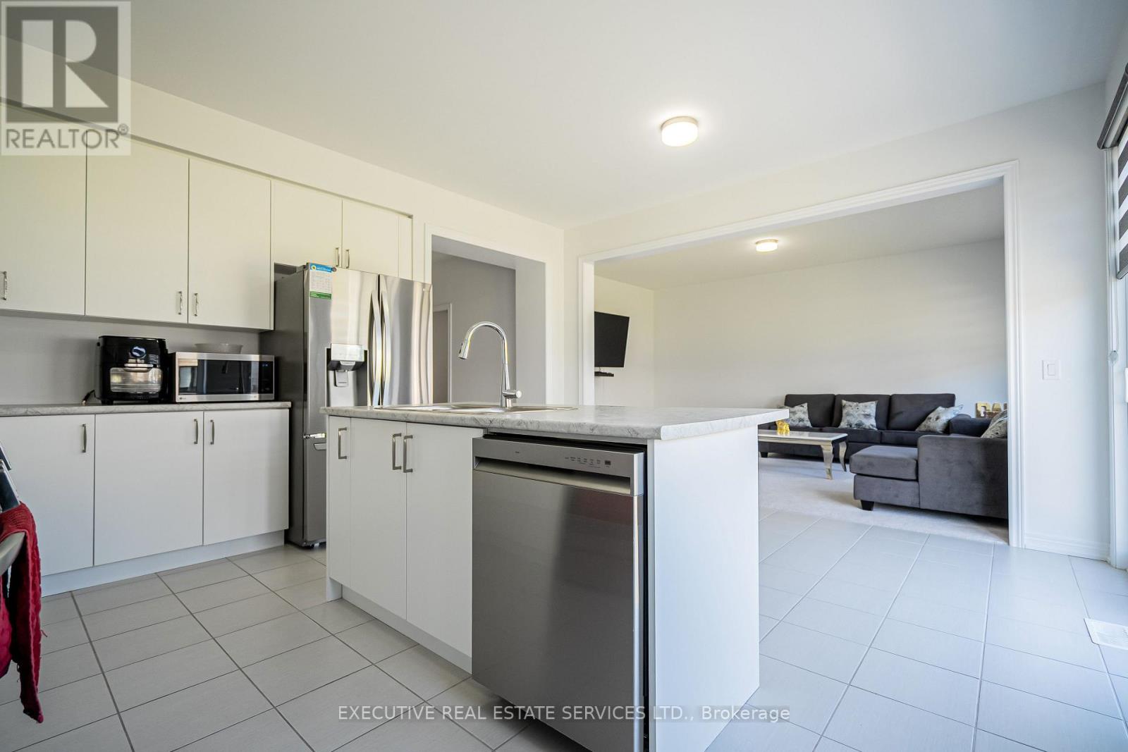 283 Rea Drive N Property Photo 11