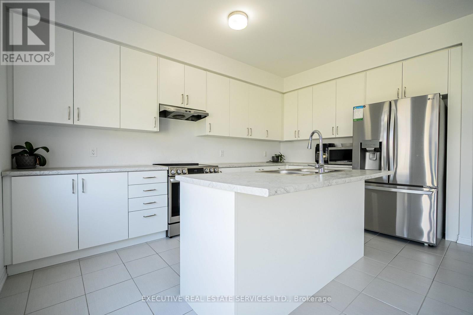 283 Rea Drive N Property Photo 13