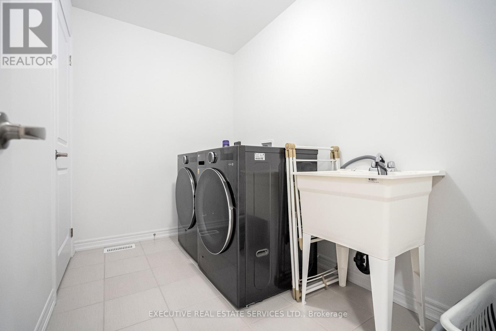 283 Rea Drive N Property Photo 20