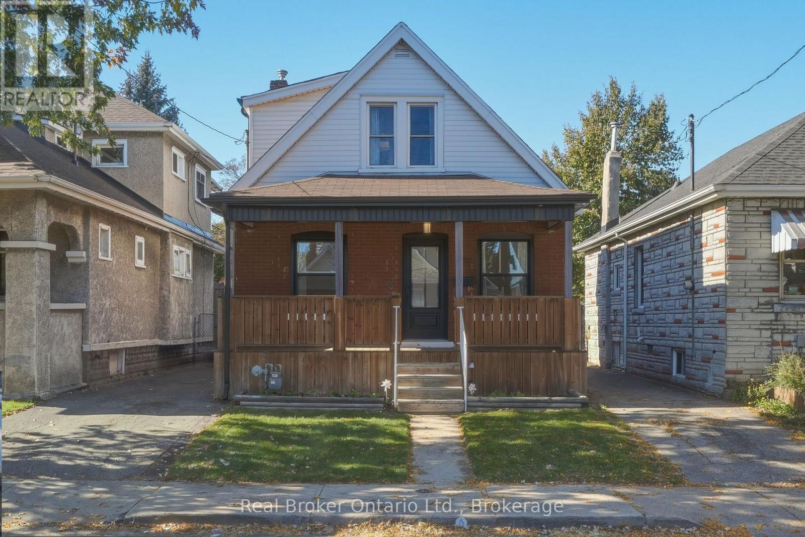 23 Barons Avenue N Property Photo 1