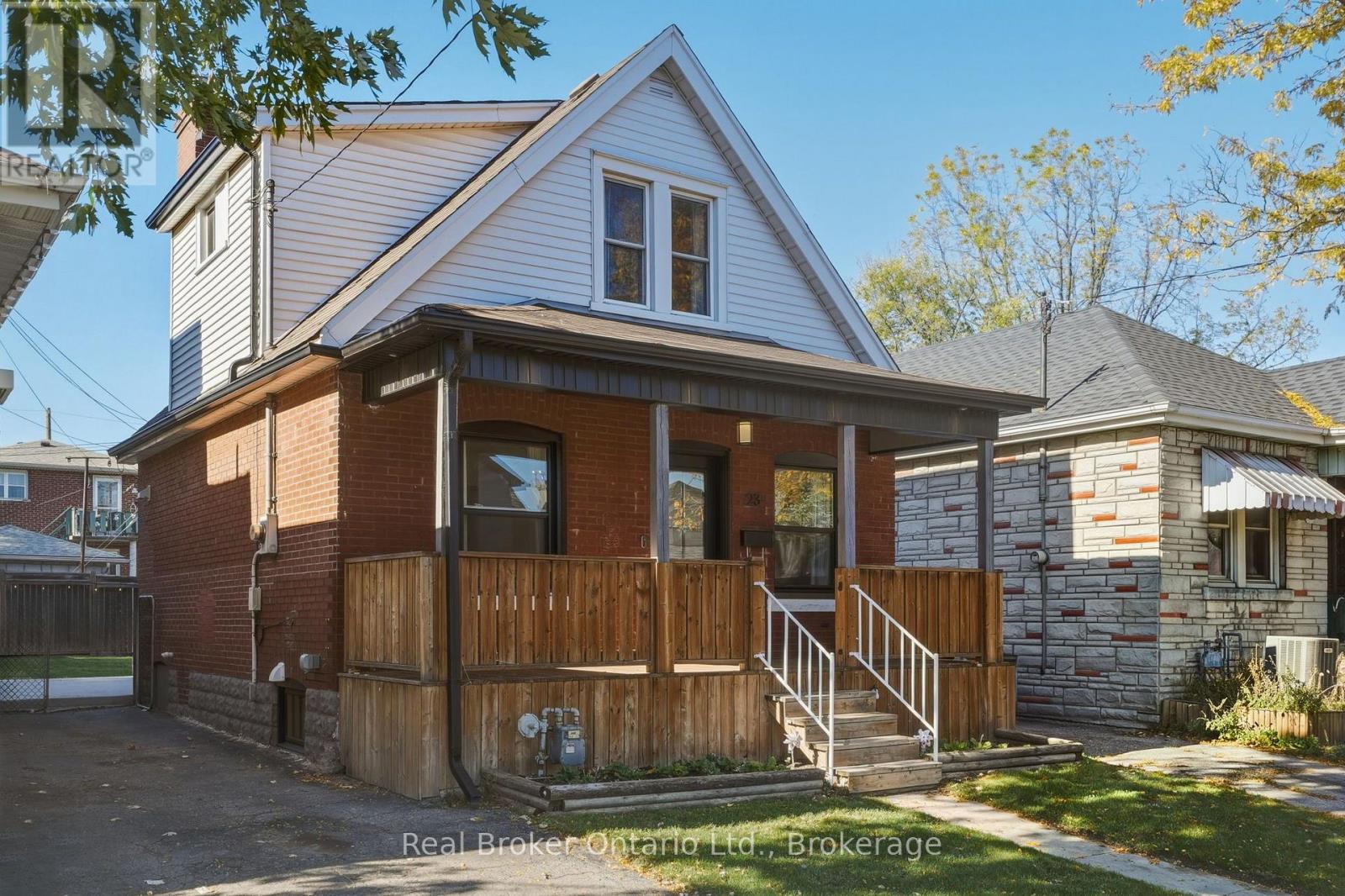 23 Barons Avenue N Property Photo 2