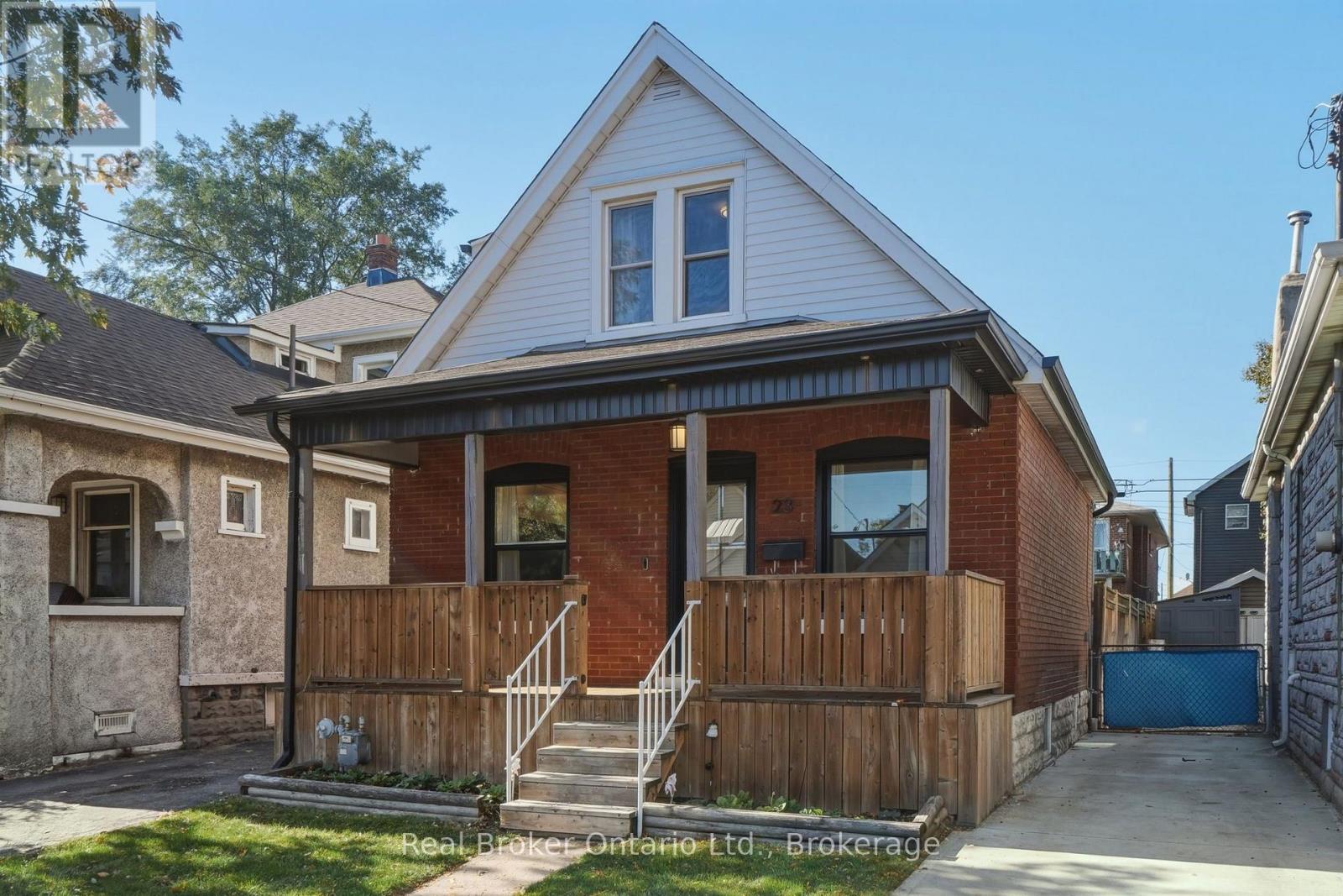 23 Barons Avenue N Property Photo 3