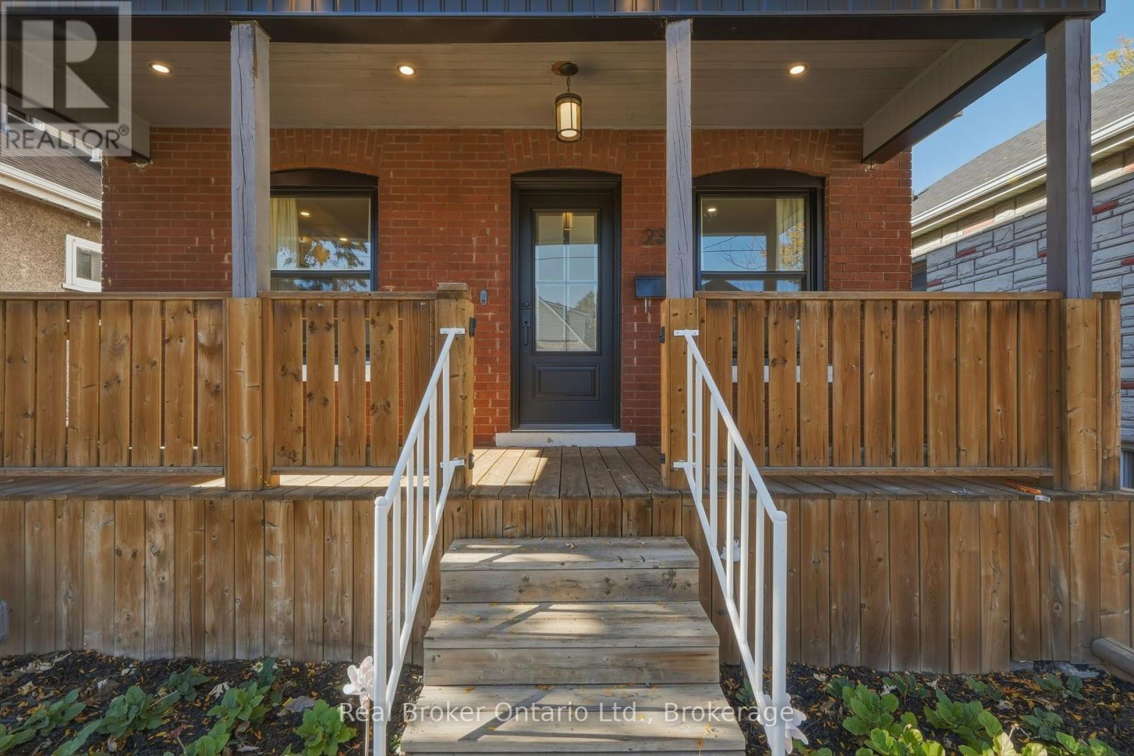 23 Barons Avenue N Property Photo 4