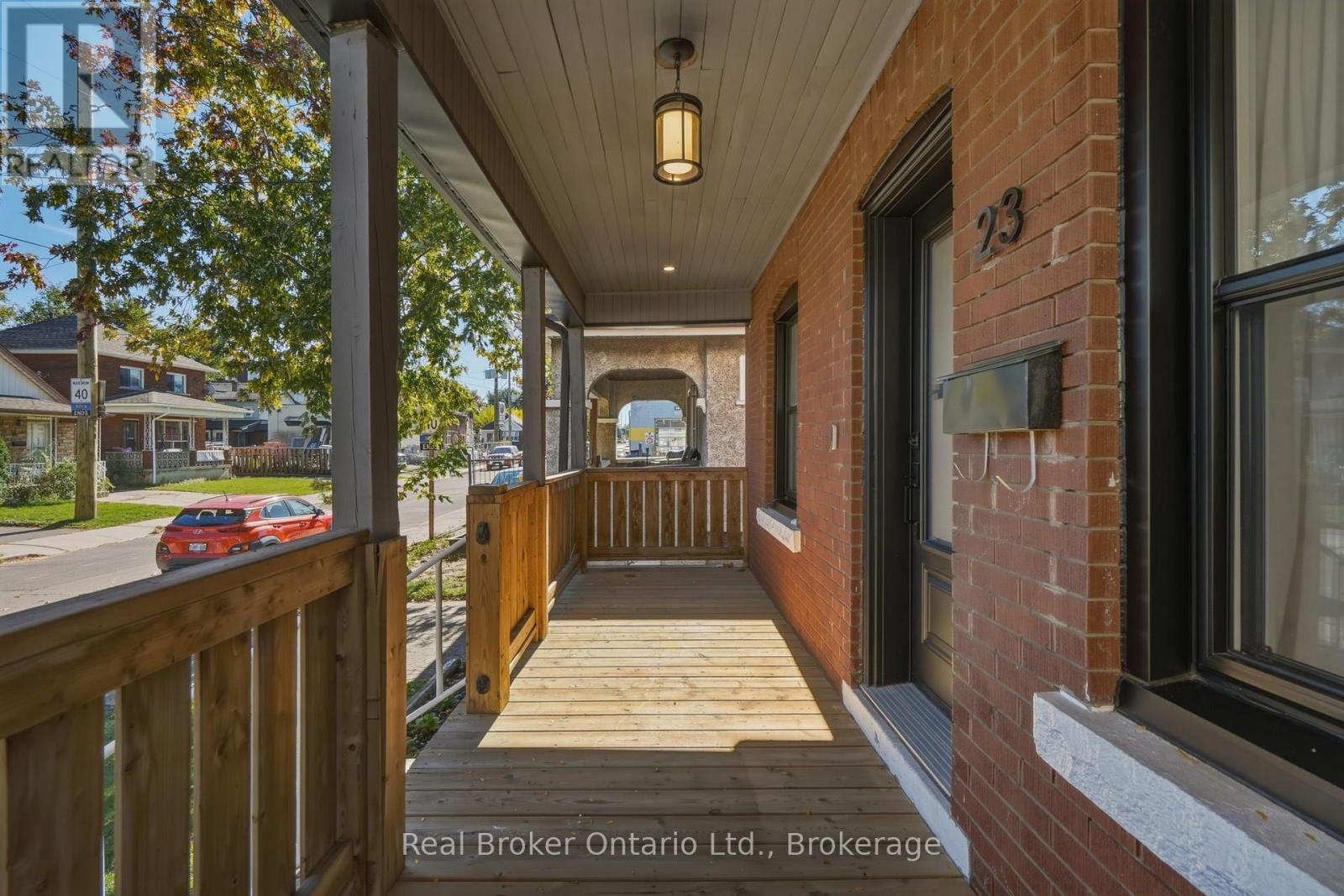23 Barons Avenue N Property Photo 5