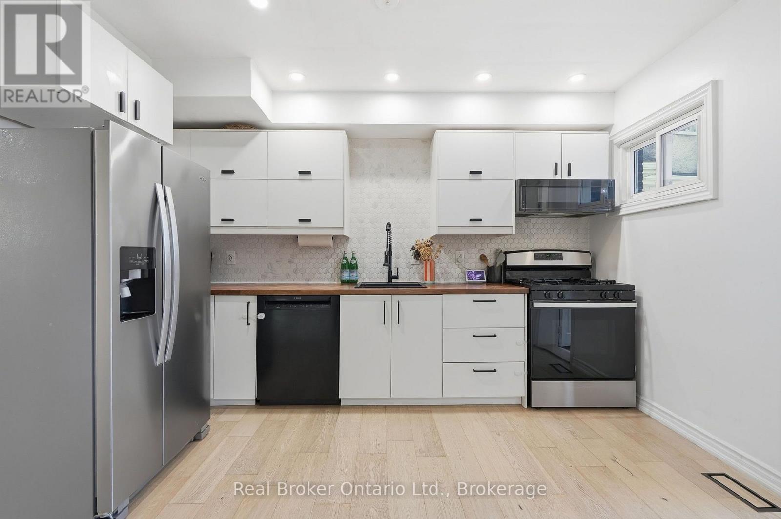 23 Barons Avenue N Property Photo 12