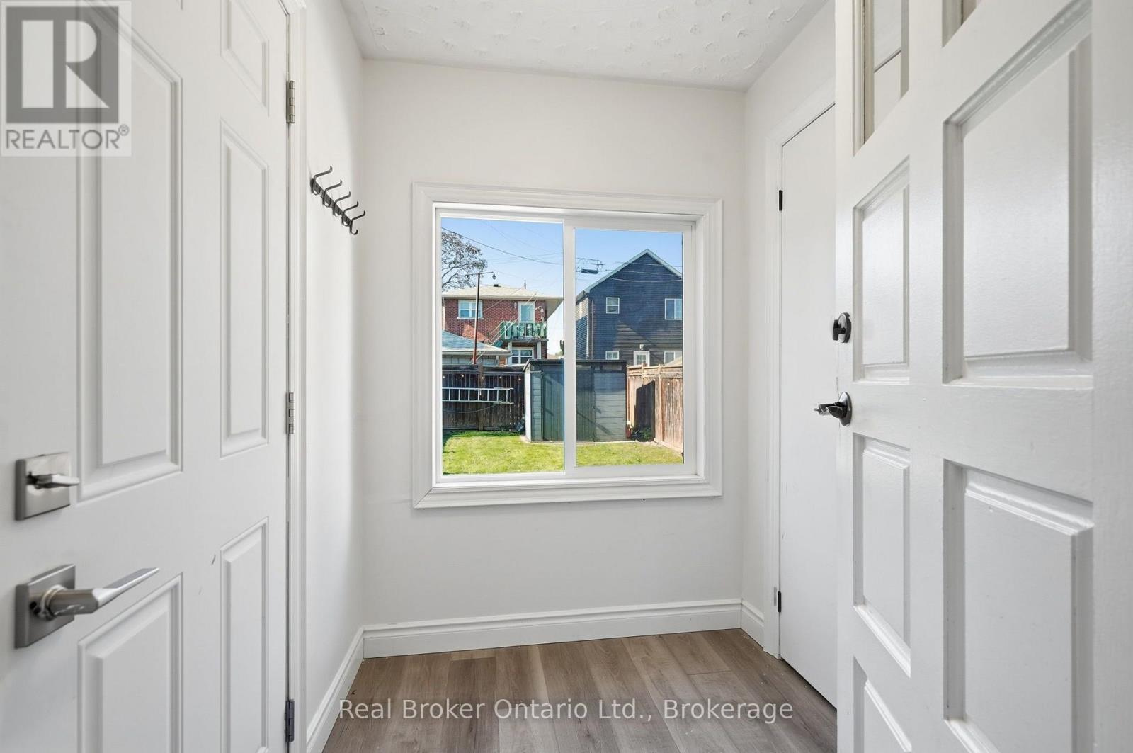 23 Barons Avenue N Property Photo 14