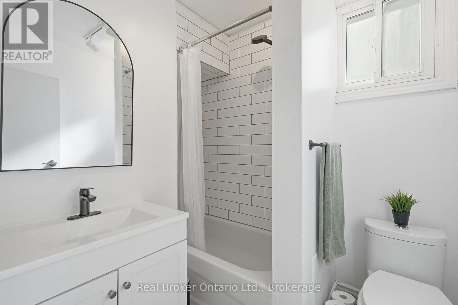 23 Barons Avenue N Property Photo 24