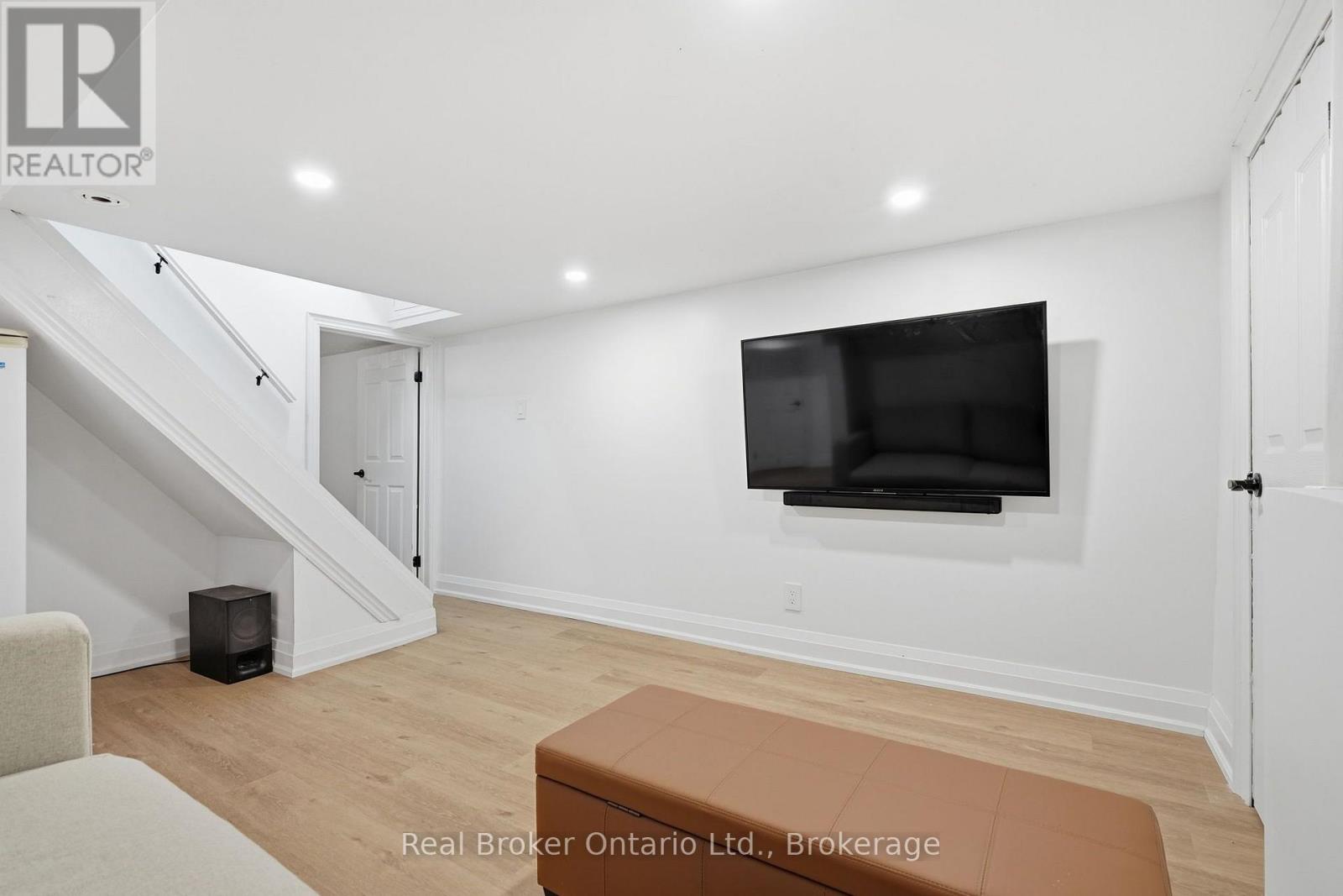23 Barons Avenue N Property Photo 27