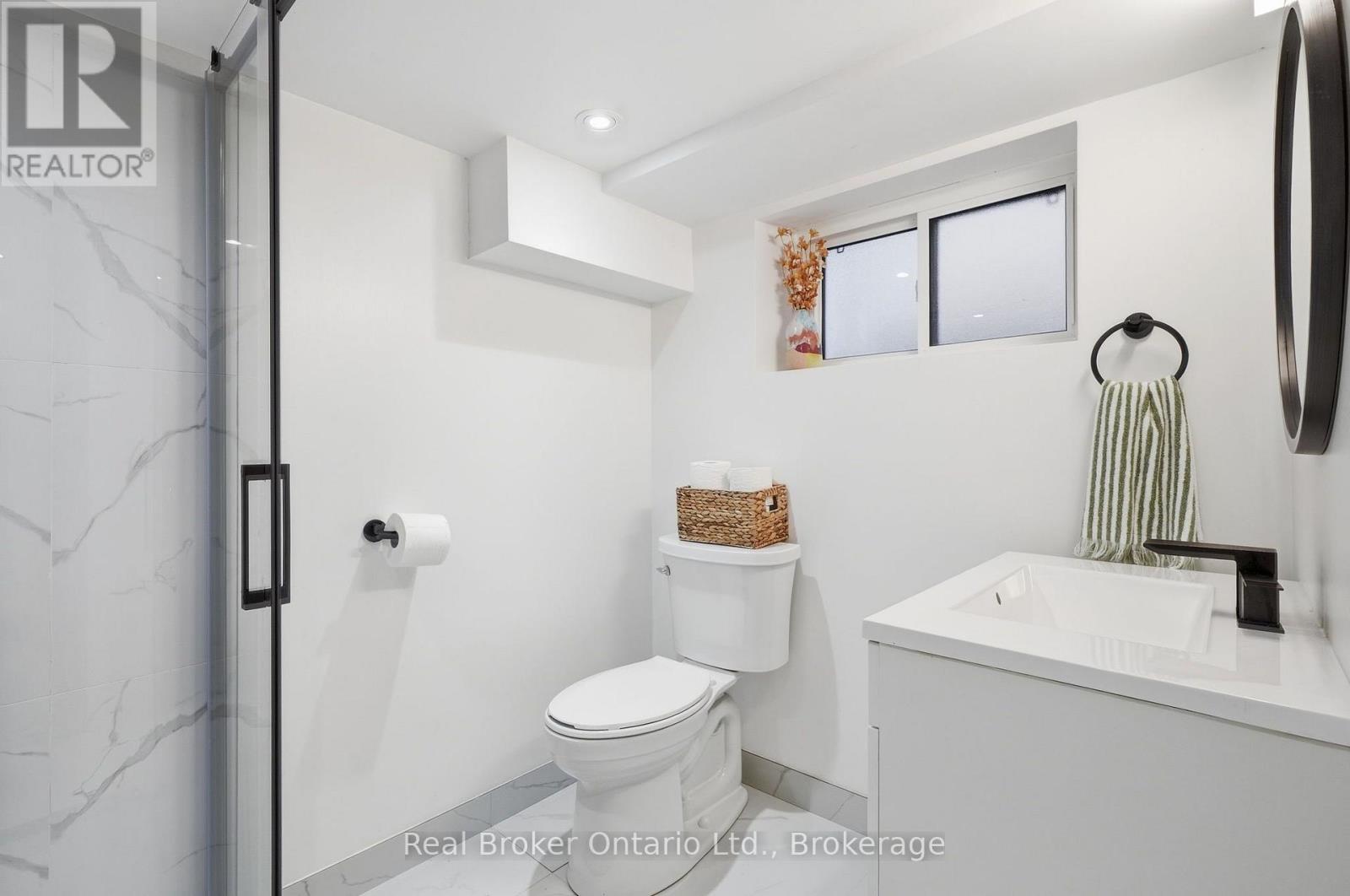 23 Barons Avenue N Property Photo 31