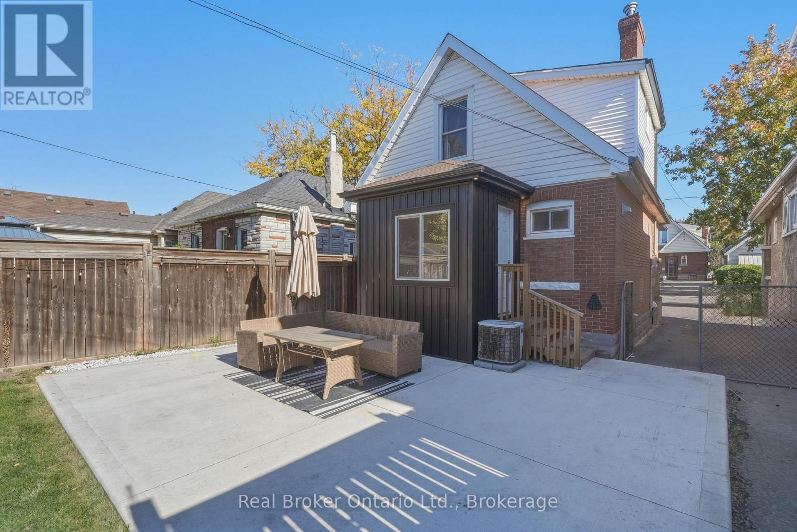 23 Barons Avenue N Property Photo 34