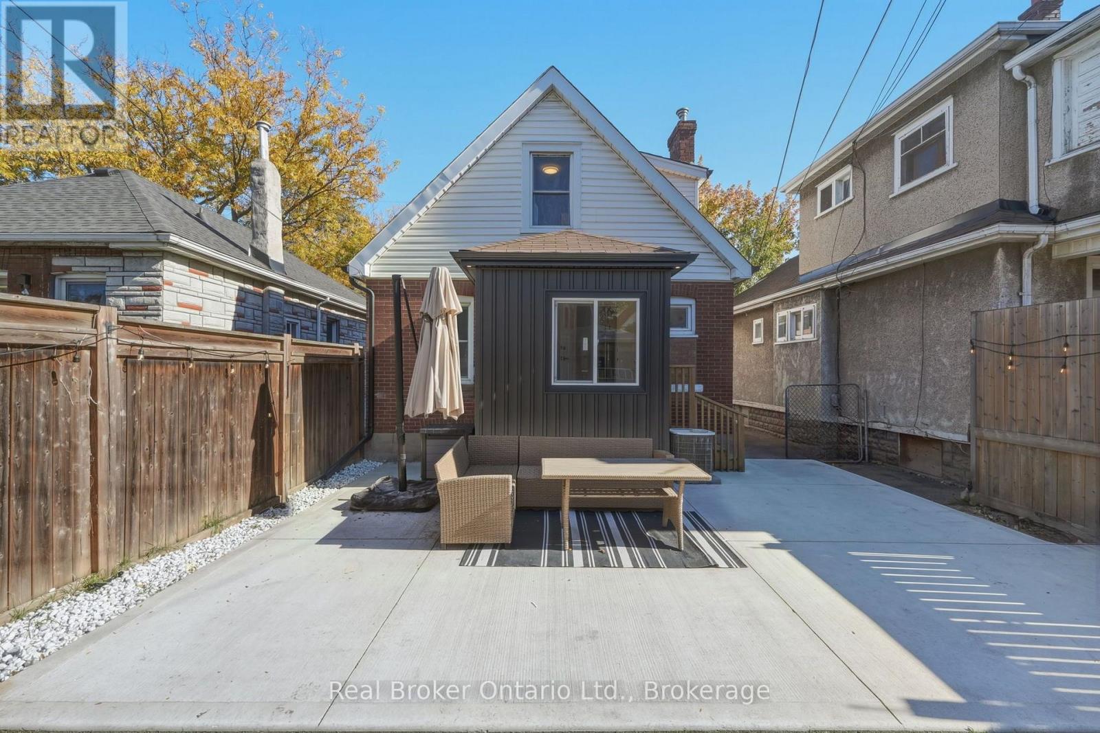 23 Barons Avenue N Property Photo 35