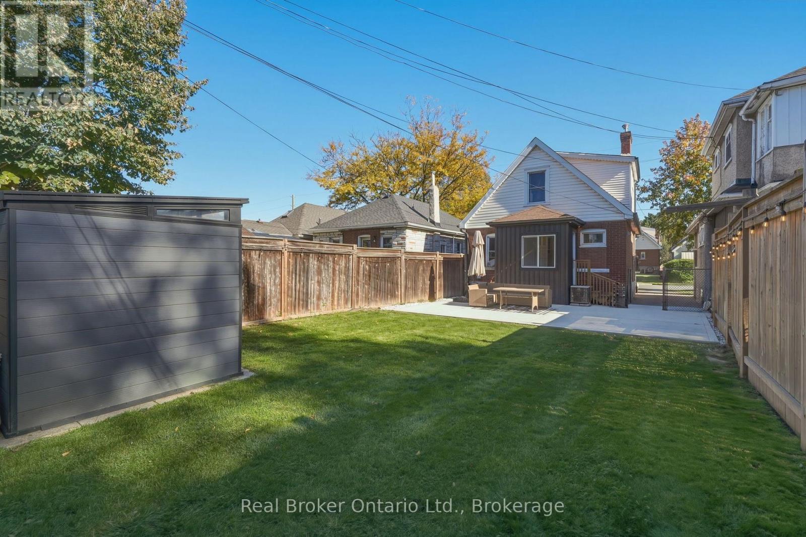 23 Barons Avenue N Property Photo 38