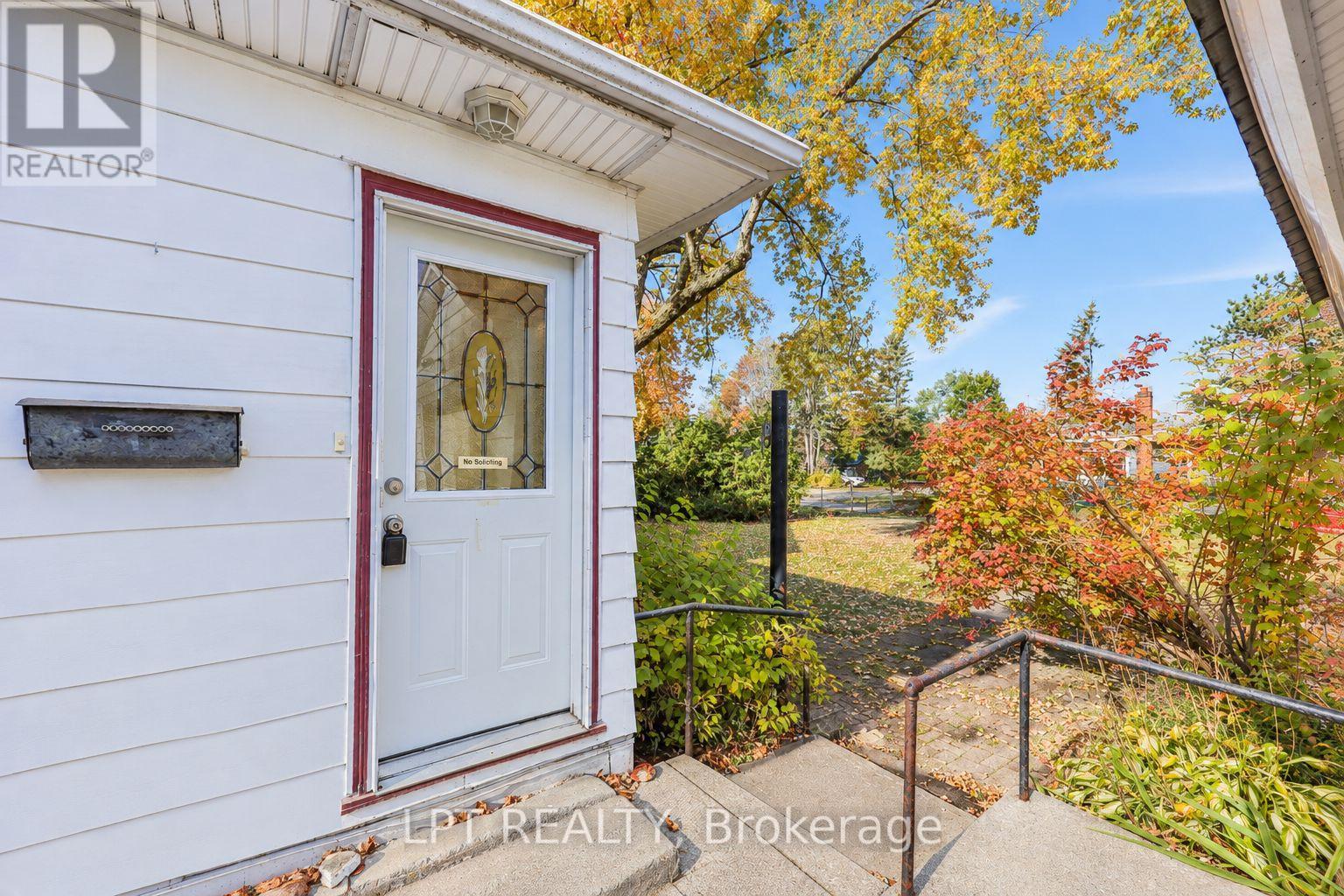 190 Winewood Avenue W Property Photo 6