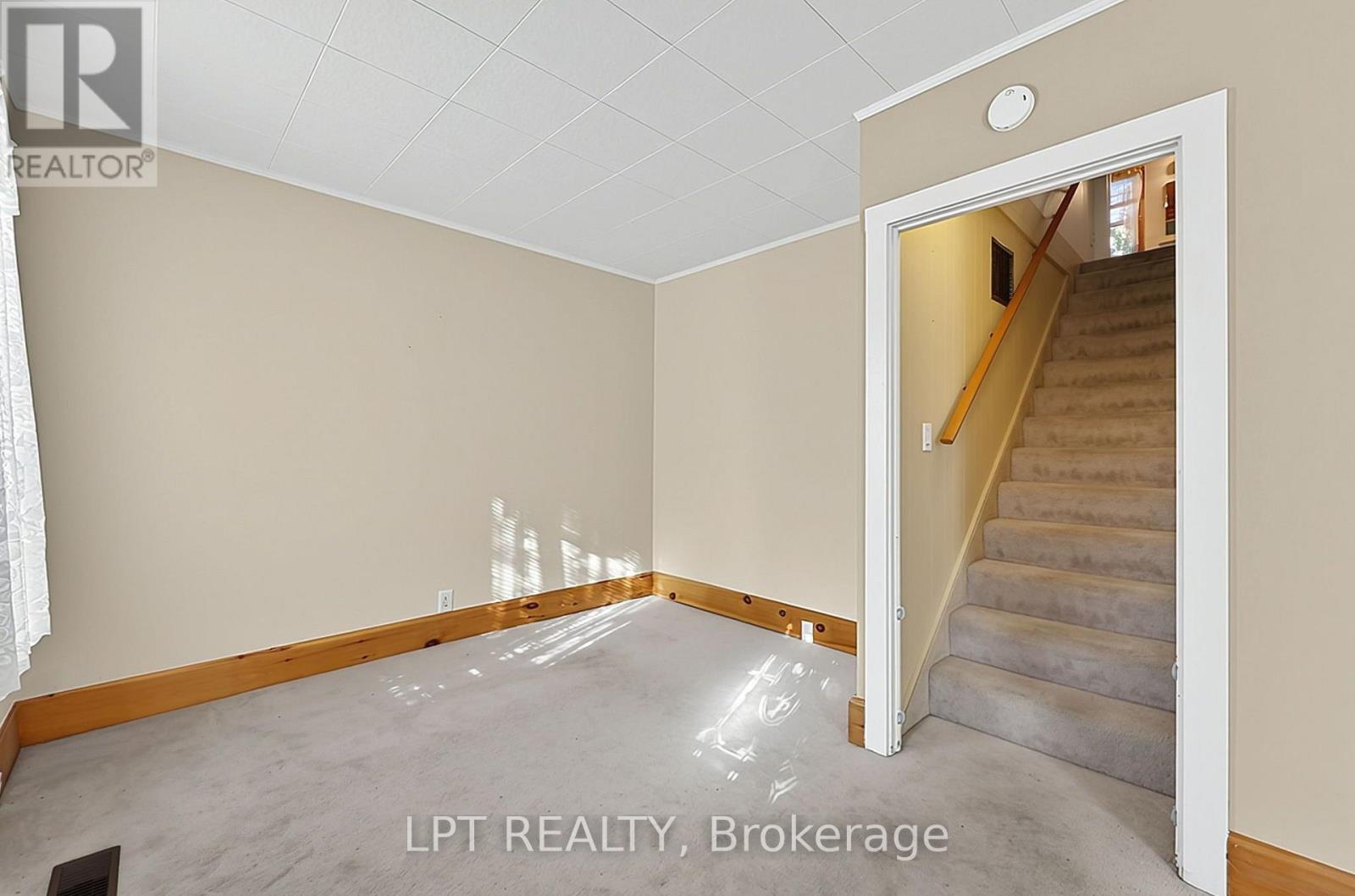 190 Winewood Avenue W Property Photo 7