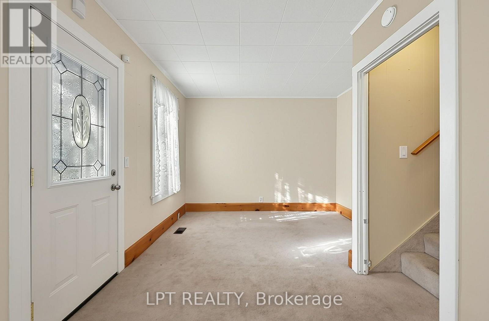 190 Winewood Avenue W Property Photo 8