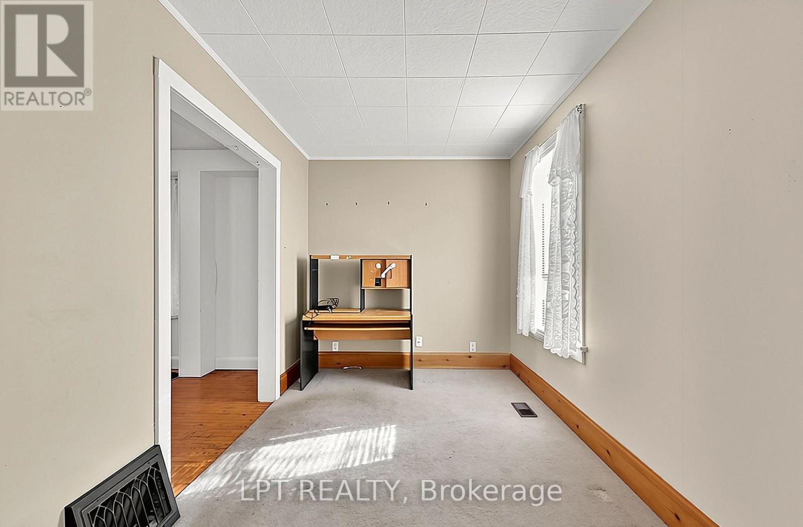 190 Winewood Avenue W Property Photo 10