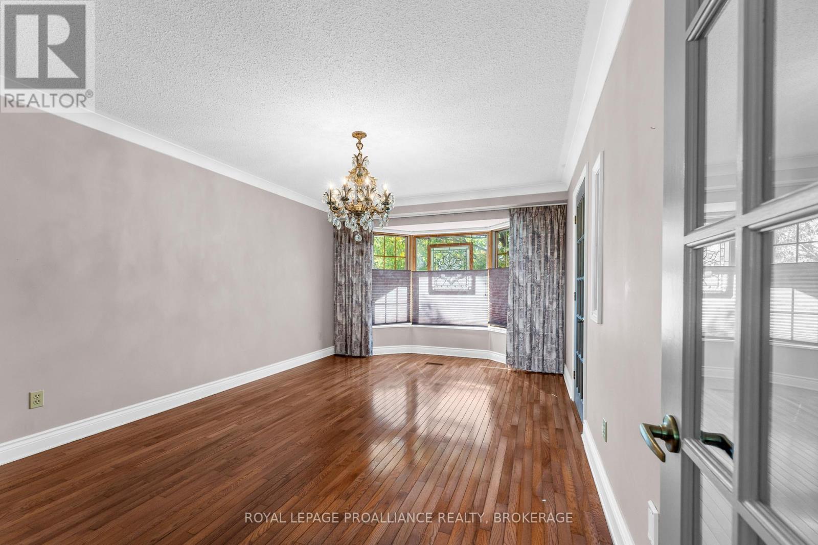702 Parkside Crescent Property Photo 7