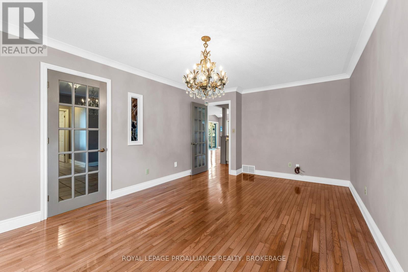 702 Parkside Crescent Property Photo 8