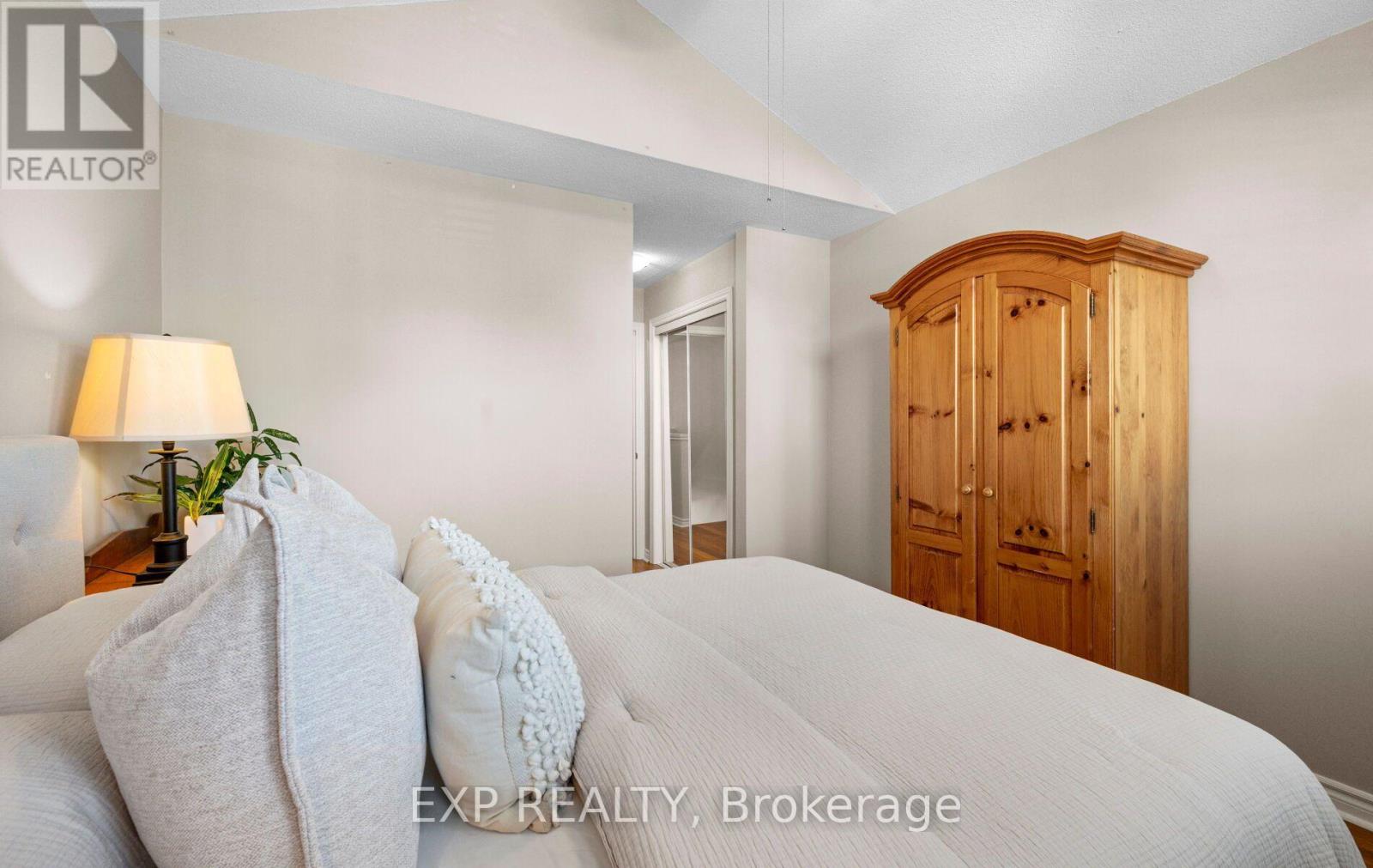 27 - 110 Napier Street W Property Photo 32