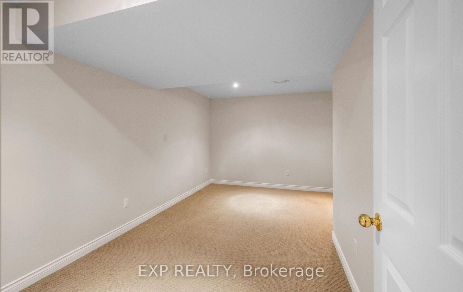 27 - 110 Napier Street W Property Photo 40