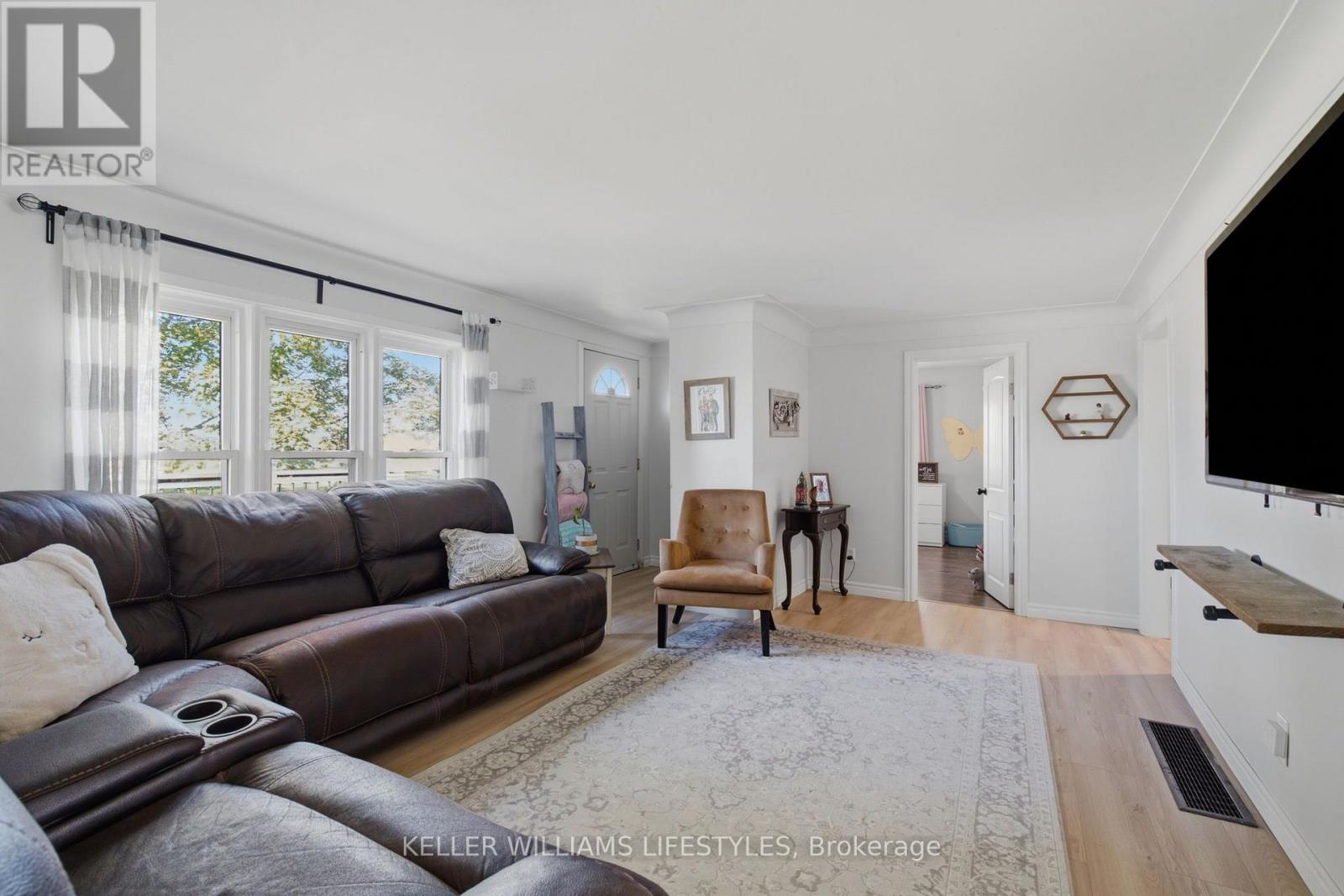 7512 Fairview Road Property Photo 8
