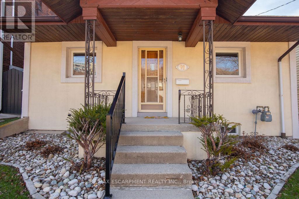 91 Pearl Street N Property Photo 2