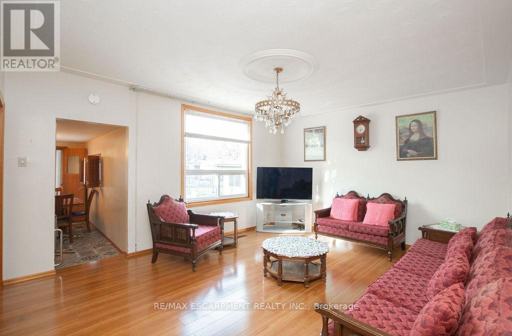 91 Pearl Street N Property Photo 6