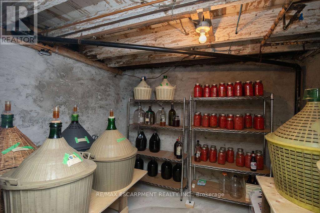 91 Pearl Street N Property Photo 26