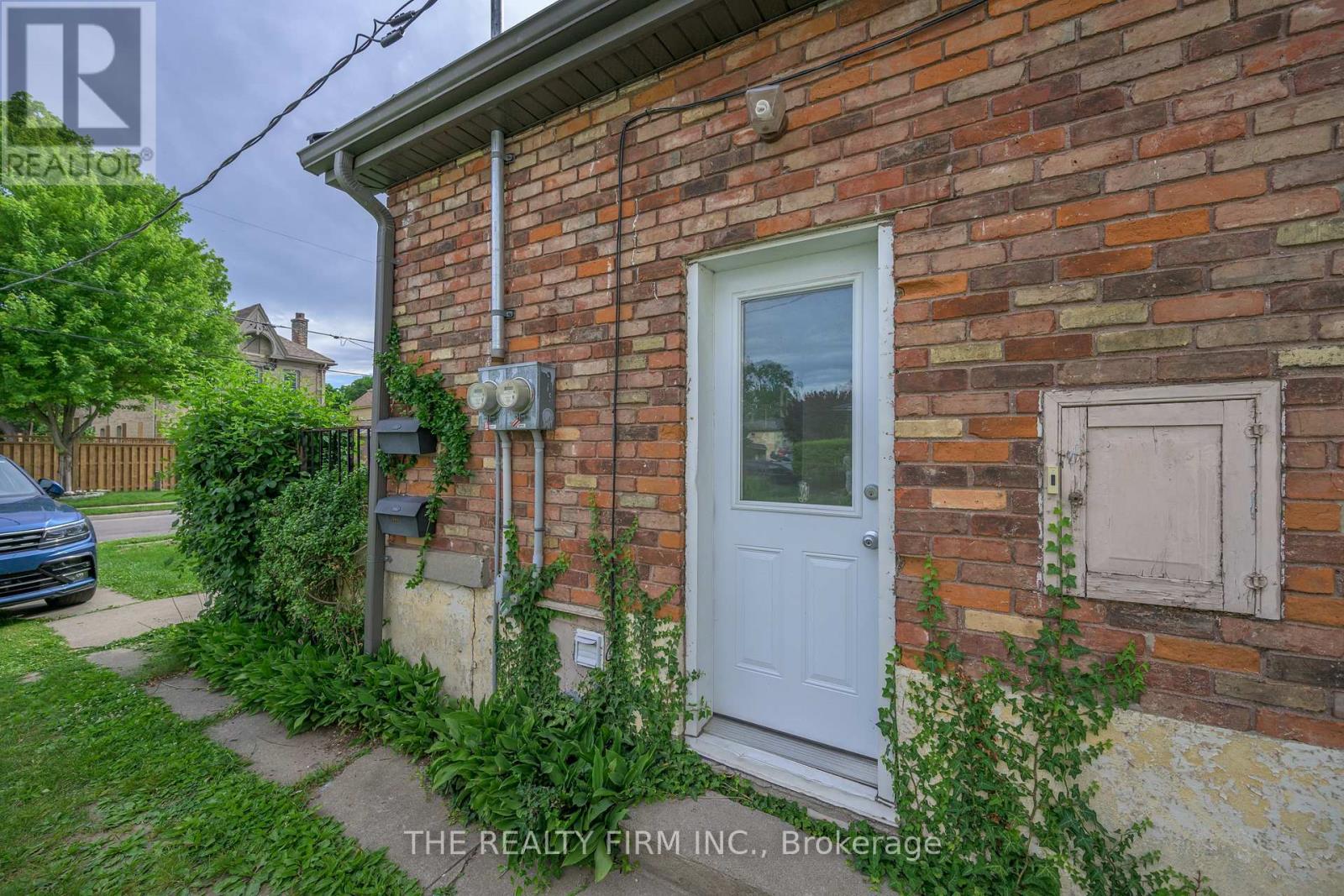 Lower - 65 Byron Avenue E Property Photo 2