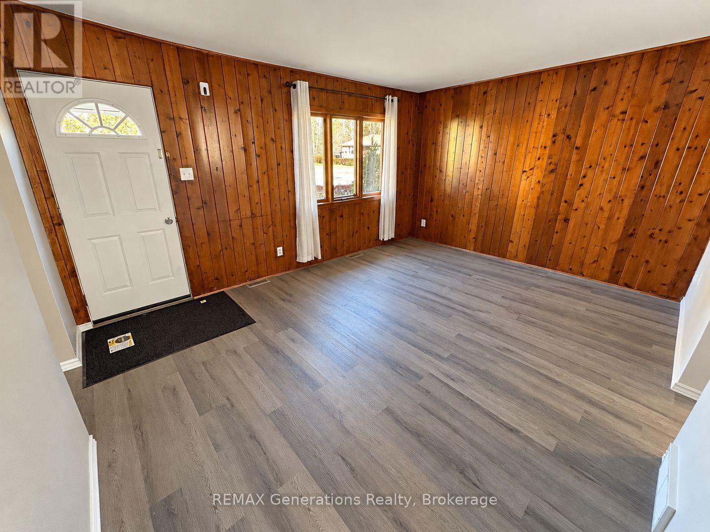 490 Lanark Crescent Property Photo 2