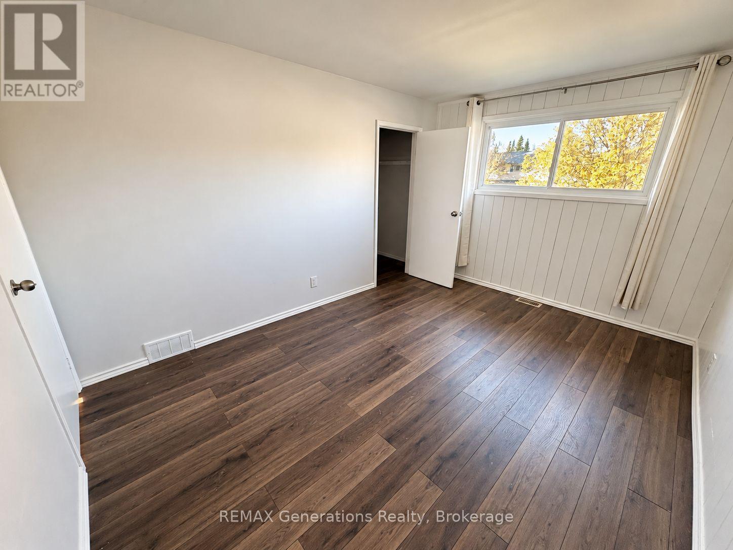 490 Lanark Crescent Property Photo 12