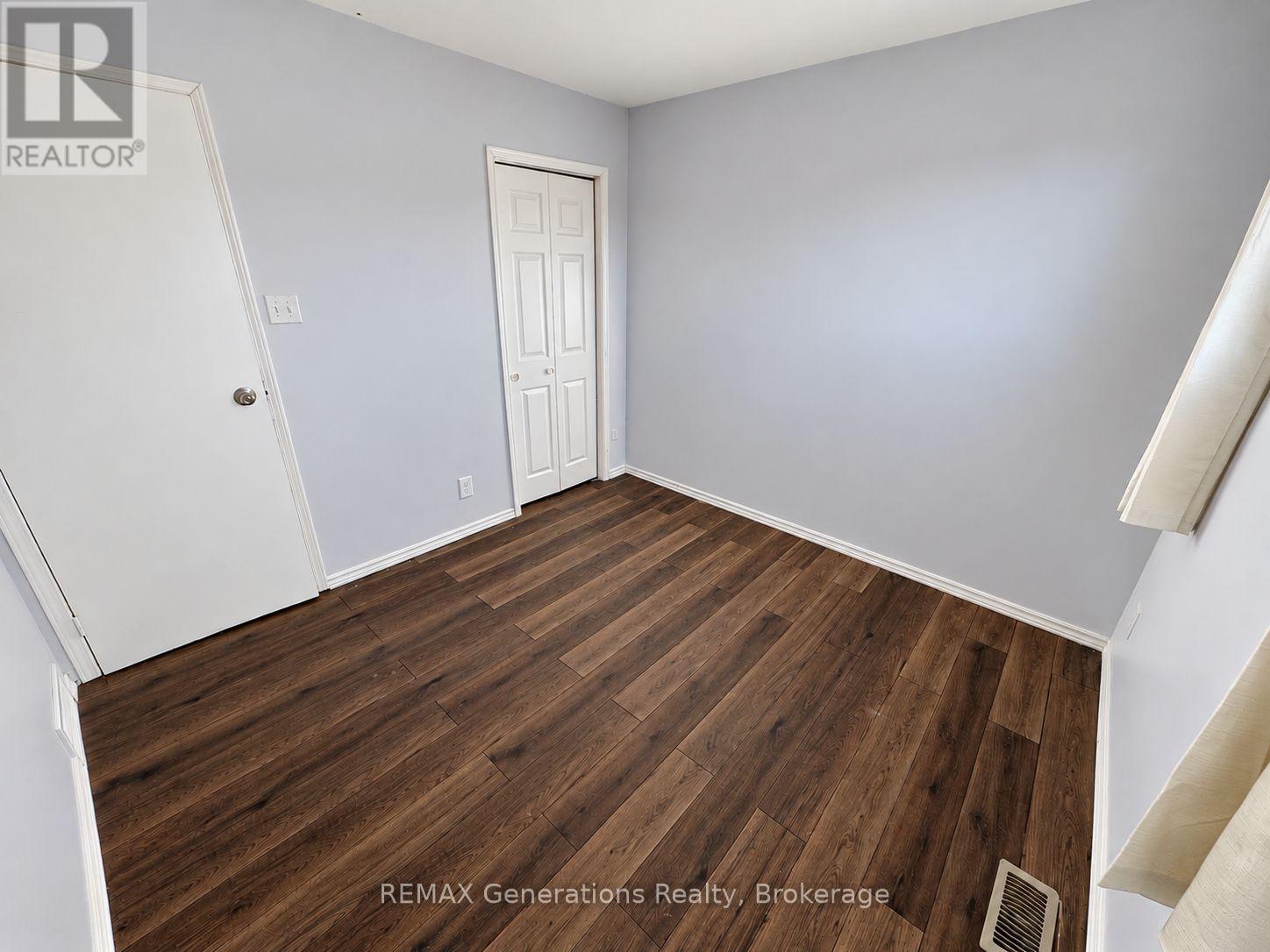 490 Lanark Crescent Property Photo 15