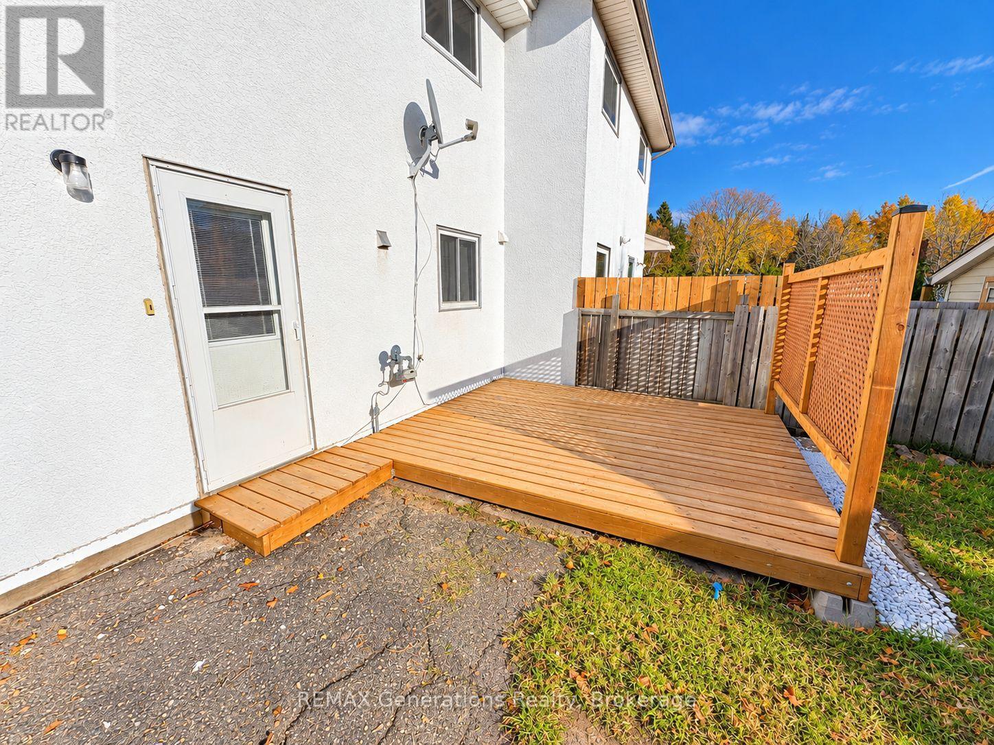 490 Lanark Crescent Property Photo 18