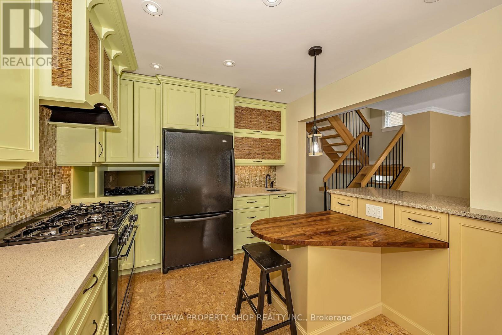 3146 Dumaurier Avenue Property Photo 10
