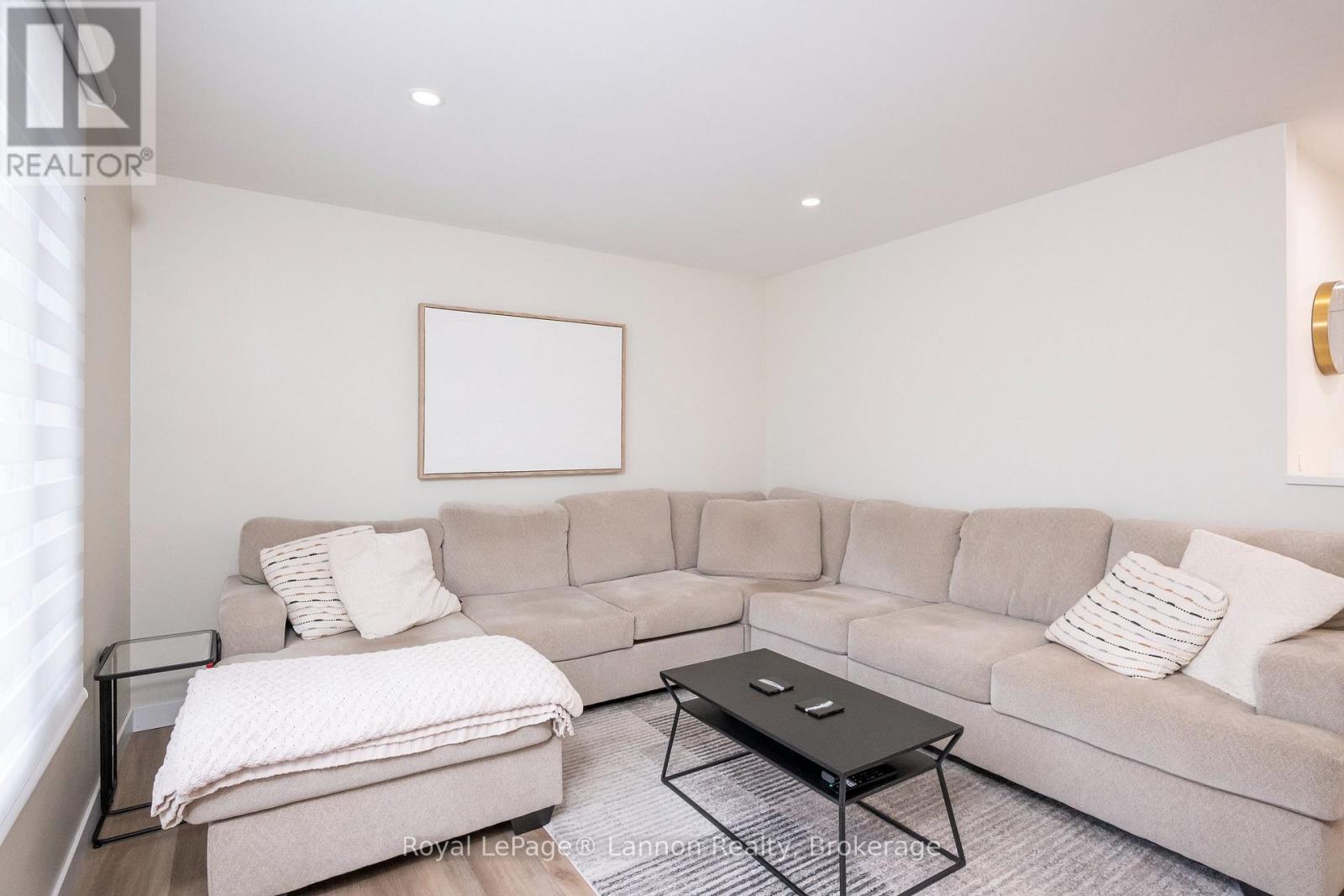524 Wiltshire Crescent Property Photo 3