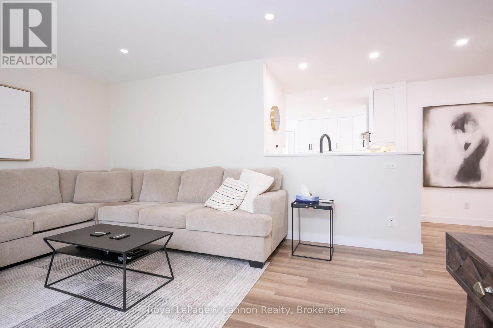 524 Wiltshire Crescent Property Photo 4