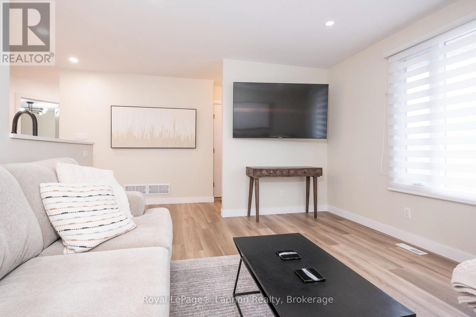 524 Wiltshire Crescent Property Photo 6